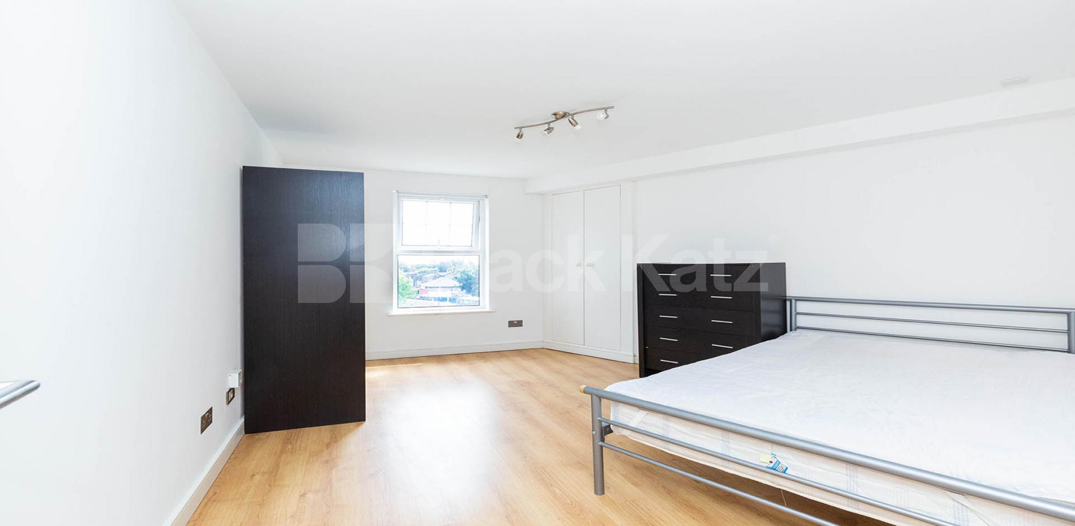 			3 Bedroom, 1 bath, 1 reception Apartment			 Criterion Mews, ARCHWAY N19